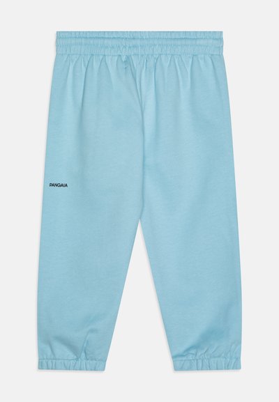 Chándal de color azul claro hecho de una tela suave, con cintura y puños elásticos, y un pequeño logo negro en la parte inferior de la pierna izquierda.
