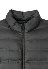 Sort puffjakke med høj krave, lynlåslukning og quiltet struktur med vandrette baffle til isolering og varme.