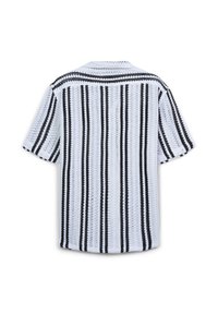 Maglietta a maniche corte in maglia con strisce verticali bianche e nere, mostrata da dietro su uno sfondo bianco.