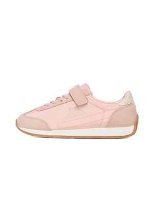 Pink lavtop sneaker med snørebånd og velcrolukning, hvid sål, brun bund og Kappa-logo på siden.