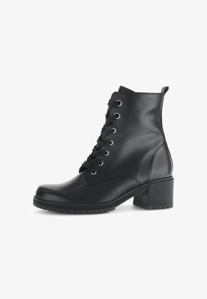 Schwarze Knöchelstiefel aus glattem Leder, mit einer Schnürung vorne, einer abgerundeten Zehenpartie und einem Blockabsatz mit einer strukturierten Sohle.