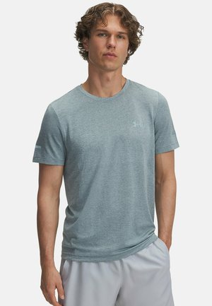 T-shirt sportivo azzurro chiaro con scollatura tonda, maniche corte e un tessuto testurizzato. Presenta un logo discreto sul petto.