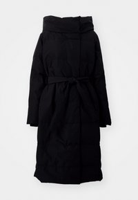 Zwarte pufferjas met een capuchon, riem op de taille, lange mouwen en een rechthoekig doorgestikt ontwerp. Glad textuur en knieënlange snit.
