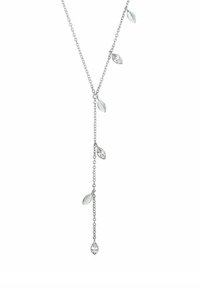 Zarte Silberkette mit kleinen blattförmigen Anhängern, einige schlicht und einige mit funkelnden Kristaldetails, asymmetrisch angeordnet.