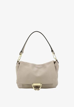 Sac à bandoulière en cuir beige avec une texture douce, sangle noire avec boucles dorées, et fermoir décoratif doré à l'avant.