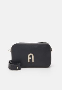 Černá texturovaná kožená crossbody taška se zlatým zipem a odpovídajícím zlatým logem na přední straně, vedle které je viditelný nastavitelný popruh smotaný.