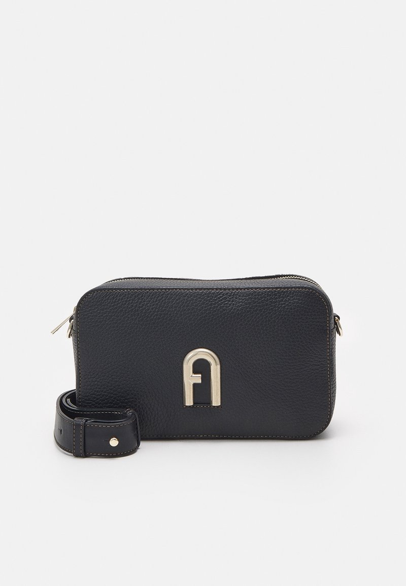 Černá texturovaná kožená crossbody taška se zlatým zipem a odpovídajícím zlatým logem na přední straně, vedle které je viditelný nastavitelný popruh smotaný.