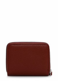 Rood gestructureerd leren portemonnee met een ritssluiting en zwarte rits, met een compact rechthoekig formaat en een minimalistisch ontwerp.