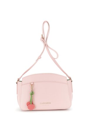Jasnoróżowa skórzana torebka na ramię z regulowanym paskiem i zawieszką na suwak w kształcie wiśni, złote tłoczone logo marki na froncie.