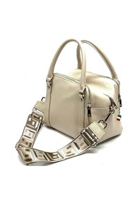 Beige leren handtas met ritscompartimenten, korte hengsels en een afneembare gestreepte schouderband met geometrische ontwerpen en accenten.