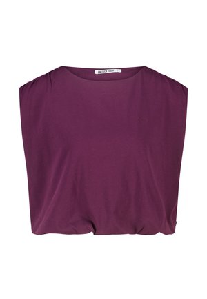 Mouwloos, paarse top met ronde hals en geplooide zoom, met een klein geborduurd logo op de bovenborst, met het label "America Today" binnenin de kraag.
