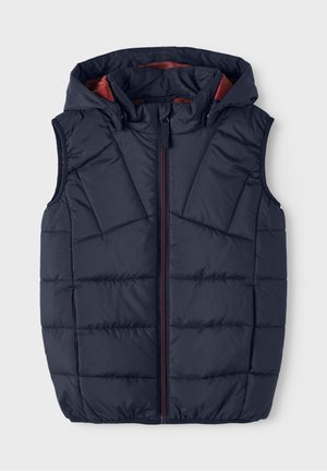 Mørkeblå dunvest med hætte, udstyret med en forreste lynlås og lodrette syningsmønstre. Indvendigt er den rød med elastik i kanten for en tæt pasform.