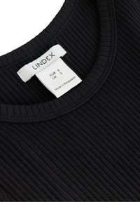 Sort ribbet tanktop med rund halsudskæring og plejemærke med størrelsesoplysninger, lavet af et blødt tekstilmateriale.