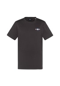 Camiseta de algodón negra de manga corta y cuello redondo. Presenta un pequeño logotipo de estrella azul con rayas rojas y blancas en el pecho.