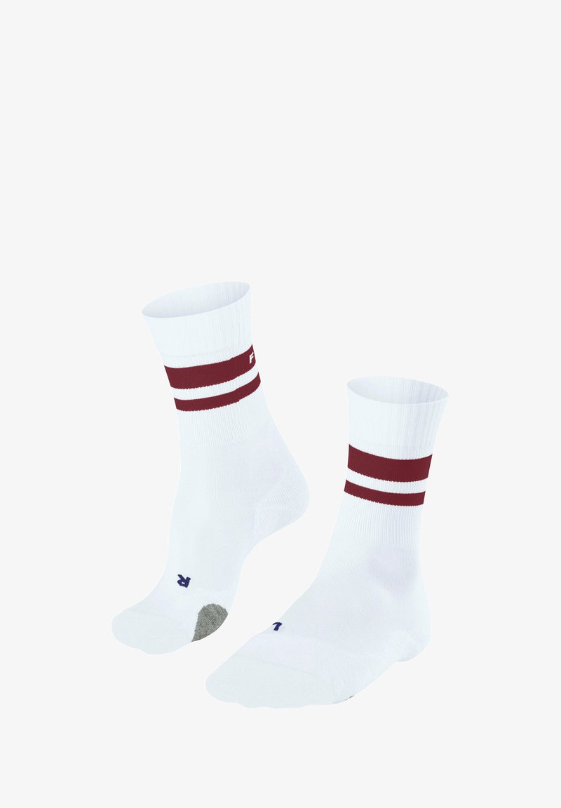 Chaussettes de sport blanches avec deux rayures bordeaux en haut, texture côtelée, talon gris renforcé, et logo "R" bleu sur la semelle.