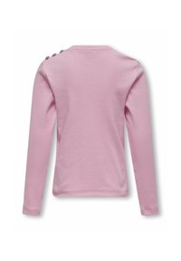 Top a maniche lunghe in maglia rosa con design aderente, texture a coste e cinque bottoni decorativi sulla spalla sinistra.