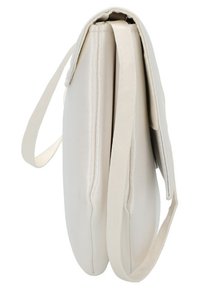 Beige crossbody tas met een gladde leren uitstraling, slank ontwerp en verstelbare schouderband. Beschikt over twee hoofdcompartimenten en een minimalistische stijl.