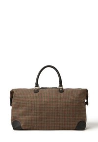 Braun und schwarz kariertes Stoff-Wochenendreisegepäck mit schwarzen Ledergriffen und Eckenverstärkungen auf einem weißen Hintergrund.