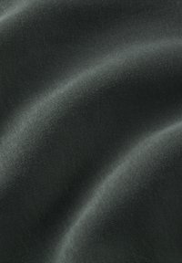 Σκούρος ύφασμα με λείο υφή, που διαθέτει διακριτικά διαγώνια ριγέ σχέδια, επιδεικνύοντας διάφορες αποχρώσεις σκούρου γκρι.