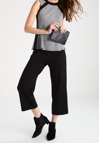 Anna Field Linne - black