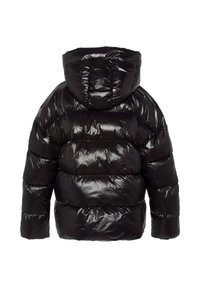 Sort pufferjakke med en skinnende finish, der har hætte, tykke quiltede sektioner og elastiske manchetter. Enkel, ren design.