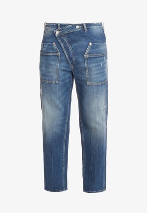 Jeans in denim blu con una vestibilità rilassata, dotati di due tasche frontali, una cerniera angolata distintiva e leggera sbiaditura per un aspetto usurato.