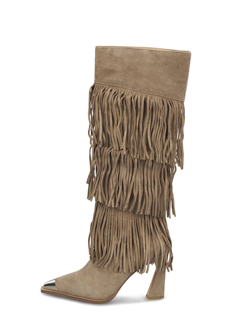 Bota de ante en tonos marrón, de altura hasta la rodilla, con detalles de flecos en capas, puntera afilada y un acento metálico en la parte superior de la puntera. Tacón grueso con un acabado texturizado.