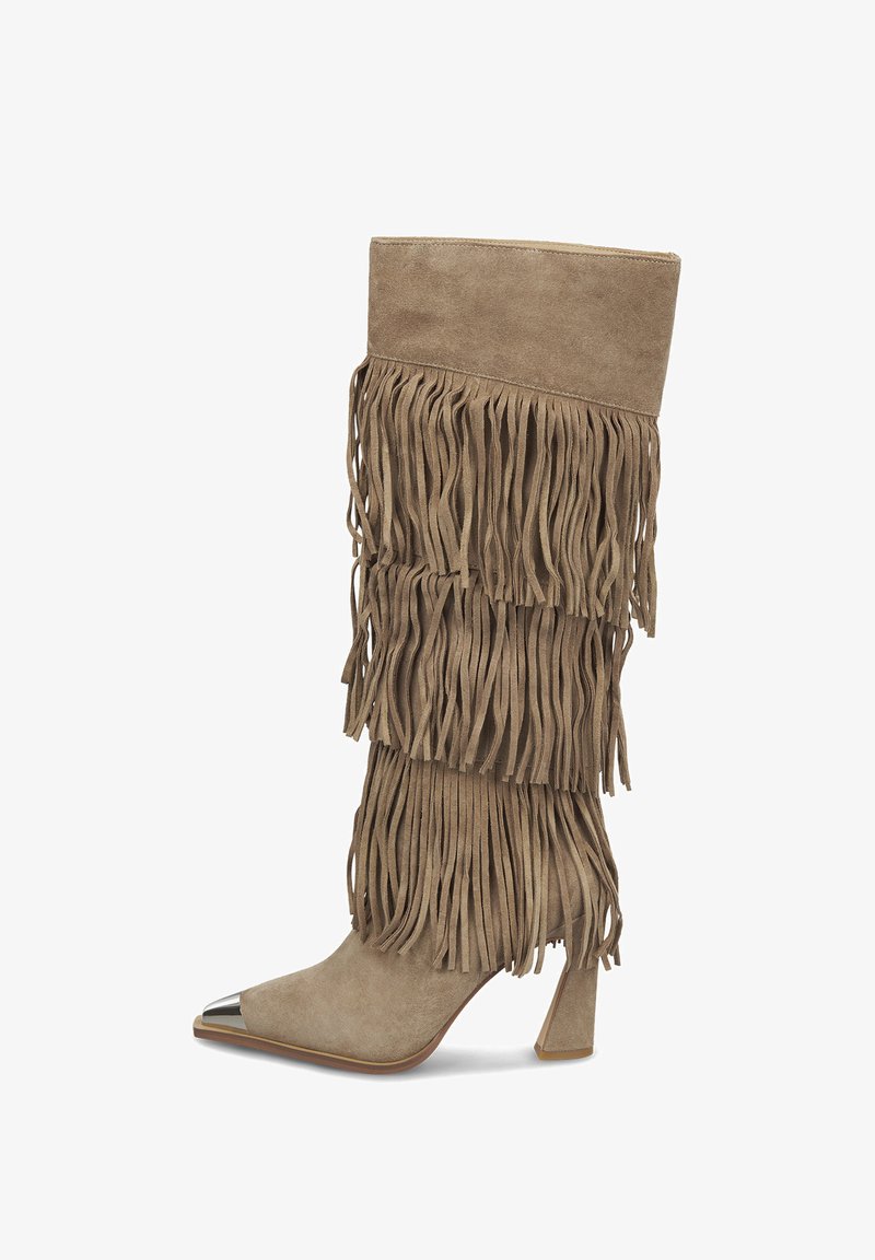 Bota de ante en tonos marrón, de altura hasta la rodilla, con detalles de flecos en capas, puntera afilada y un acento metálico en la parte superior de la puntera. Tacón grueso con un acabado texturizado.
