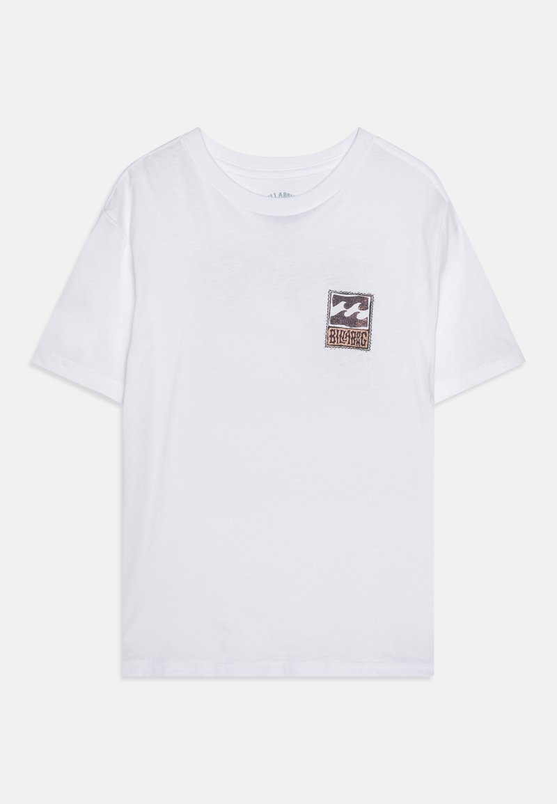 Weißes Baumwoll-T-Shirt mit kurzen Ärmeln und Rundhalsausschnitt. Mit einem kleinen gestickten Logo-Patch in der oberen linken Ecke.