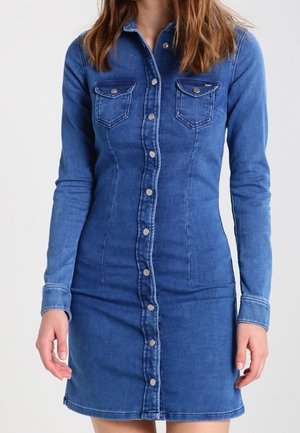 Robe chemise en denim à manches longues, fermeture à boutons sur le devant, deux poches poitrine, silhouette ajustée, lavée en bleu clair avec des surpiqûres contrastées.