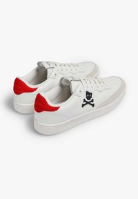 Zapatillas blancas con parte superior de cuero, acento en el talón de gamuza roja, puntera perforada y un logotipo de calavera y huesos cruzados en el lateral.