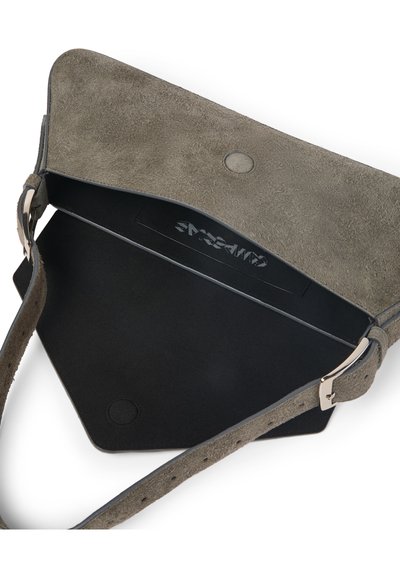 Borsa a spalla in suede grigio aperta con interno nero, chiusura magnetica e tracolla regolabile con fibbia in argento.