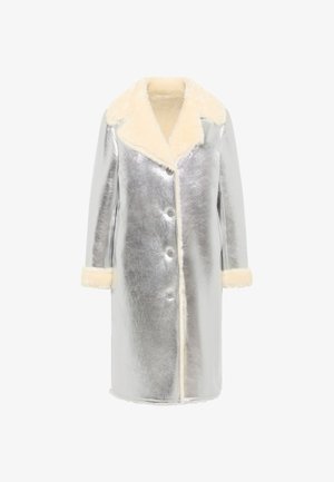 Zilveren nepbontjas met een zachte crèmekleurige kraag en manchetten, voorzien van een knoopsluiting en een rechte silhouet. Gladde, glanzende textuur.