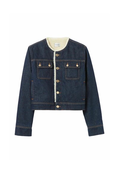 Giacca di jeans con design corto, colore blu scuro, fodera in shearling, quattro tasche anteriori e bottoni in metallo dorato.