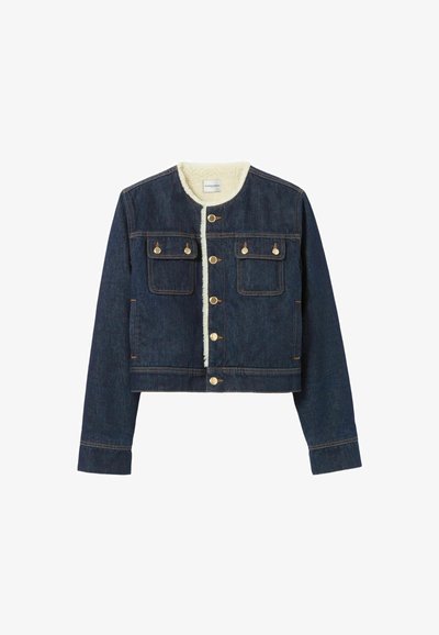 Veste en denim avec une coupe courte, couleur bleu foncé, doublure en shearling, quatre poches avant et boutons en métal doré.