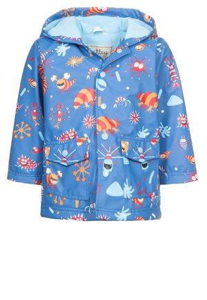 Vandtæt børnes regnjakke i lys blå med farverige marine-tema mønstre, med hætte og to forlommer. Blødt foer indeni.