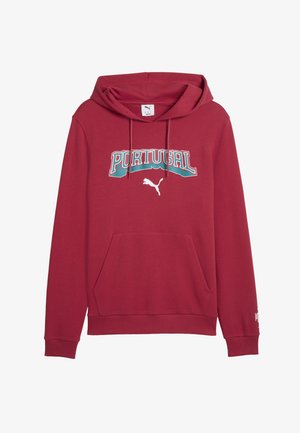 Sweat à capuche rouge avec poche avant, texte "PORTUGAL" en bleu et blanc au-dessus du logo blanc Puma sur la poitrine.