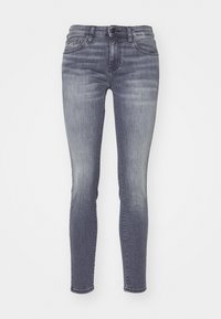 Jeans ajustados en denim gris oscuro, con un acabado deslavado, diseño clásico de cinco bolsillos y botón metálico con cremallera.