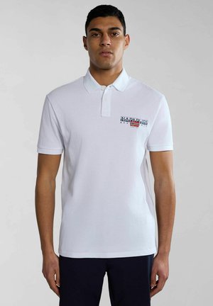 Witte katoenen polo met een drieknoopsluiting, geborduurd logo in rood, blauw en zwart op de linkerborst, en korte mouwen.