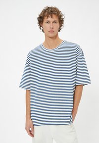 Stribede.short-sleeve t-shirt i blå og hvid bomuldsstof, med rund hals og en afslappet pasform. Subtil tekstur, casual design.