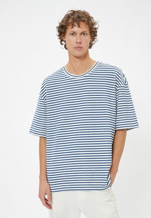 Stribede.short-sleeve t-shirt i blå og hvid bomuldsstof, med rund hals og en afslappet pasform. Subtil tekstur, casual design.