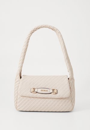 Vævet beige håndtaske med en struktureret form, der har et topgreb, guldfarvet hardware og en magnetisk klaplukning, der viser logoet.