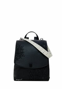 Schwarzer Leder-Rucksack mit geprägtem floralem Design, Klappenverschluss, oberem Griff und einem abnehmbaren weißen Tragegurt, der mit Nieten verziert ist.