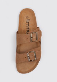 Sandaña de ante marrón con dos correas ajustables y hebillas de metal, plantilla contorneada y logotipo de la marca impreso en la plantilla. Talla 42.