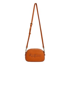 Brązowa skórzana torba na ramię z regulowanym paskiem, o zaokrąglonym kształcie, wytłoczonym logo z przodu, gładkiej fakturze i złotych akcentach metalowych.