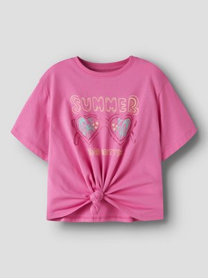 Ροζ κοντομάνικο πουκάμισο με κόμπο μπροστά, τύπωμα γυαλιών ηλίου σε σχήμα καρδιάς που αντανακλούν φοίνικες, και κείμενο «ΚΑΛΟΚΑΙΡΙ» και «ΤΟΝ ΤΡΟΠΟ ΖΩΗΣ ΣΟΥ».