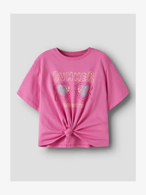 Ροζ κοντομάνικο πουκάμισο με κόμπο μπροστά, τύπωμα γυαλιών ηλίου σε σχήμα καρδιάς που αντανακλούν φοίνικες, και κείμενο «ΚΑΛΟΚΑΙΡΙ» και «ΤΟΝ ΤΡΟΠΟ ΖΩΗΣ ΣΟΥ».