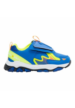 Sneaker sportivo blu con accenti giallo neon, lati in rete testurizzata, cinturino regolabile in Velcro e suola in gomma nera con dettagli blu.