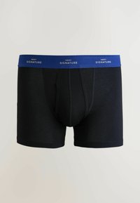 Fekete férfi boxeralsó kék derékpánttal, amelyen fehérrel ismétlődően a "NEXT SIGNATURE" felirat olvasható.