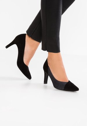 Escarpins en daim noir à bout pointu et panneau en maille quadrillée. Les talons sont fins et mesurent environ 8 cm de hauteur.